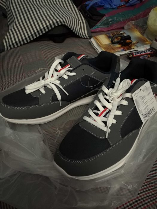 Кроссовки стильные