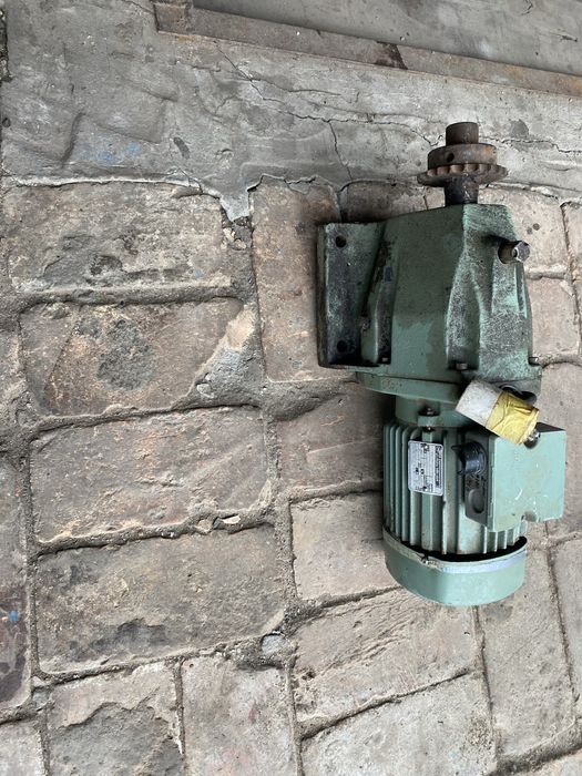 Електродвигун з редуктором, вихід на зірочку.