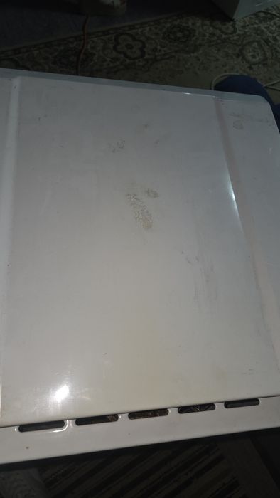 Fogão com forno em branco