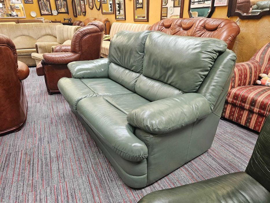 Sofá cama, em pele de cor verde - óptimo estado geral