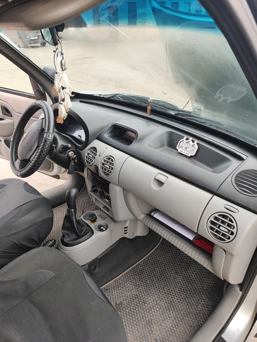 Автомобілі Renault kengo