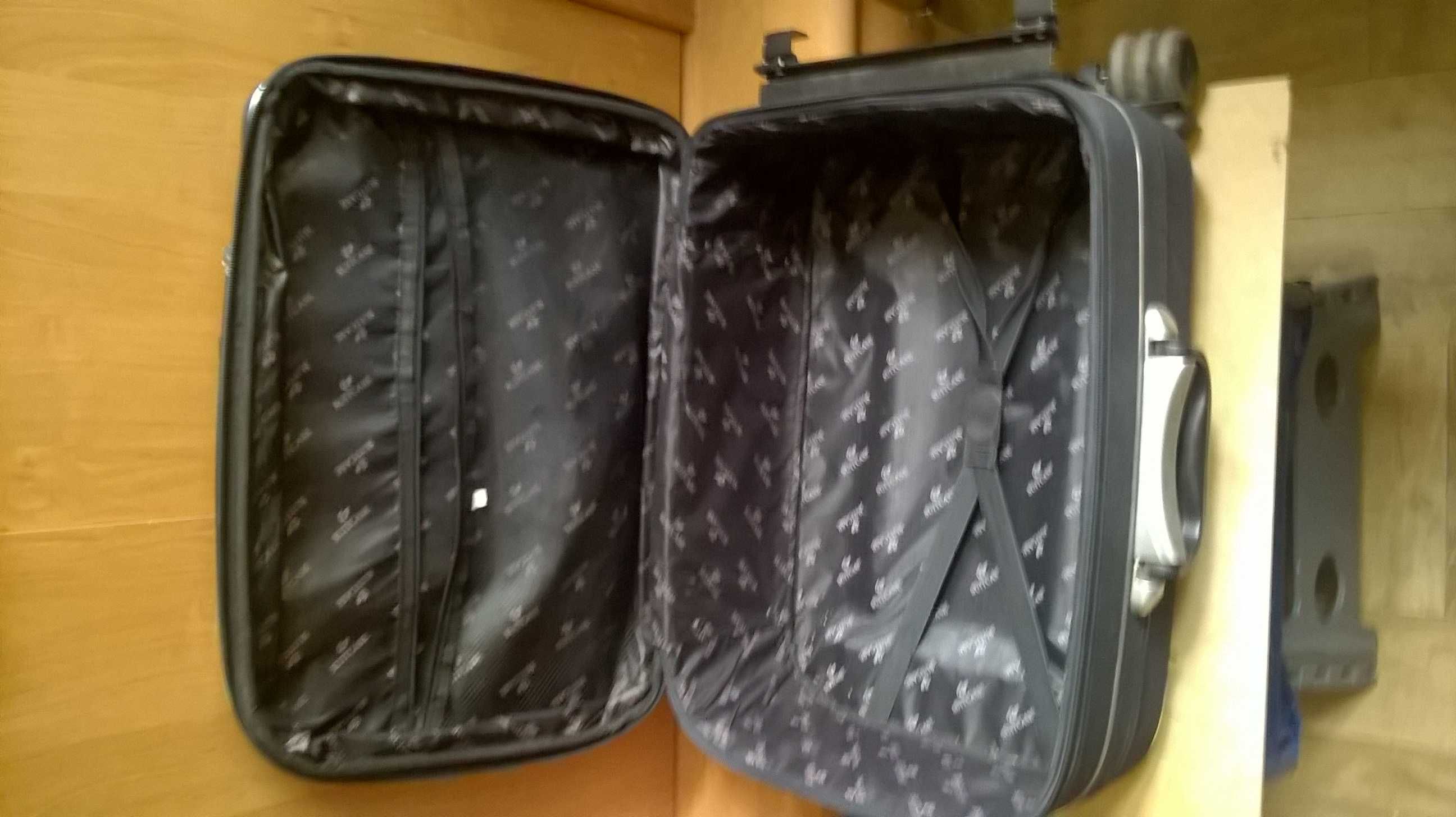 Walizka 55x 35x 25 cm black