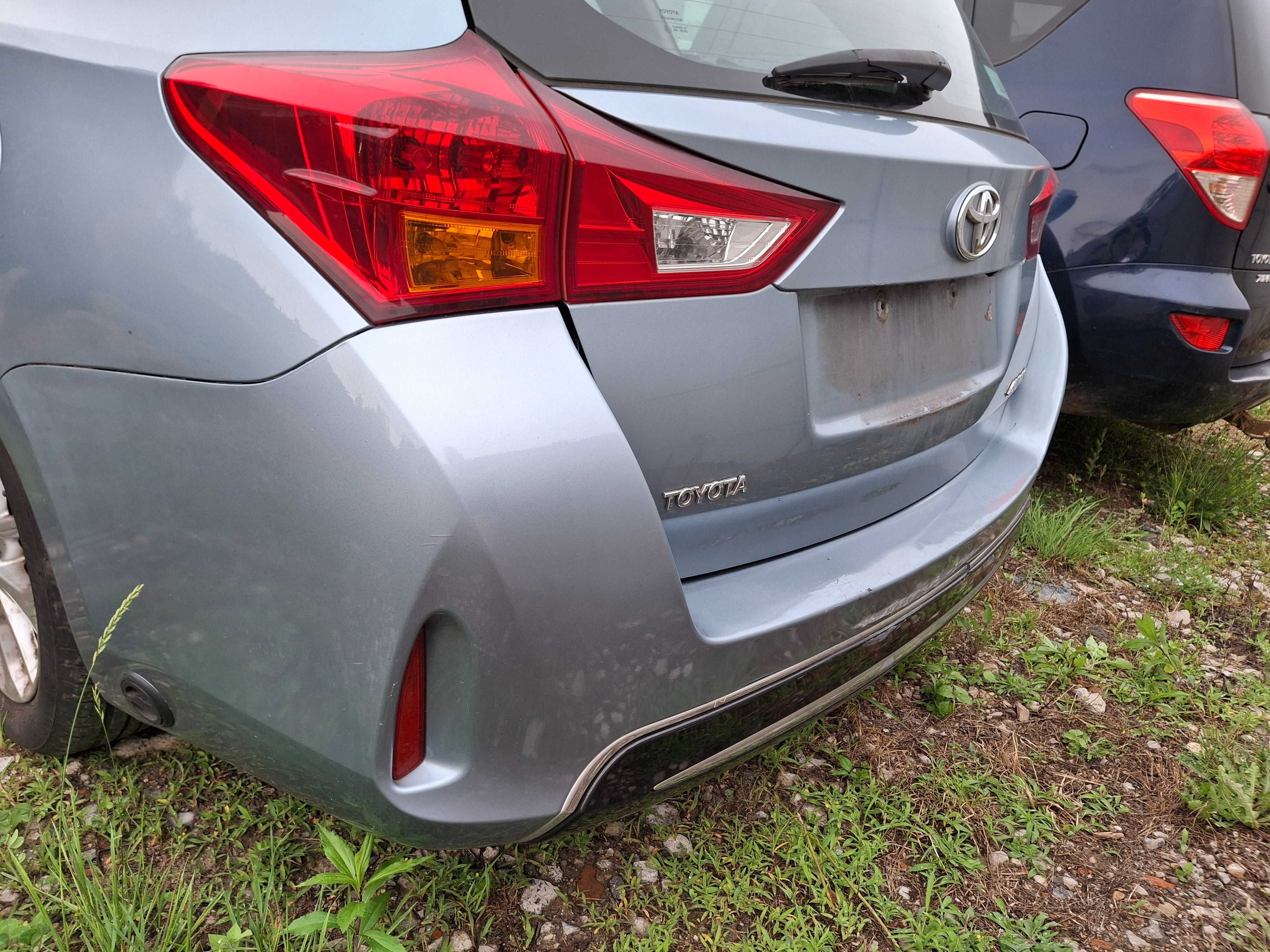Toyota Auris II kombi zderzak tyl tylny kompletny 8s7
