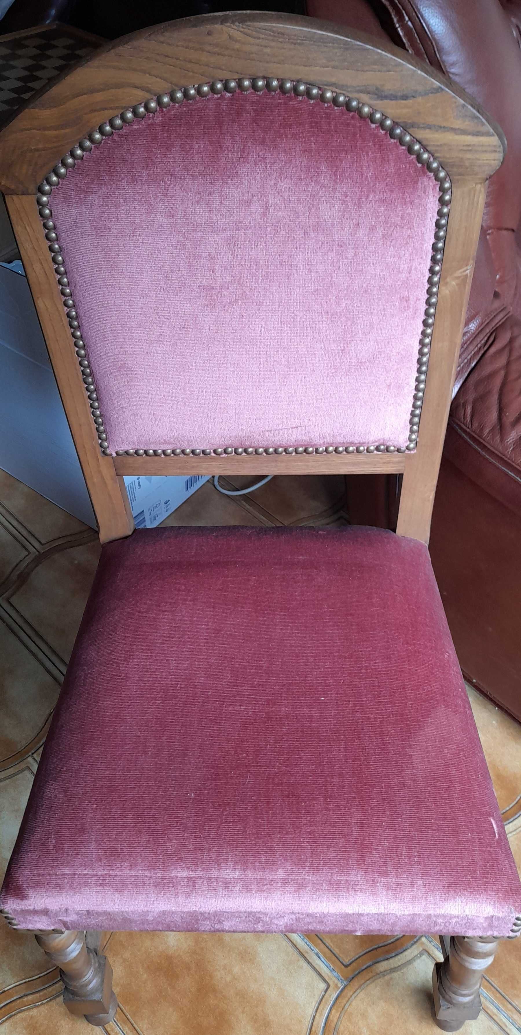 Duas Cadeiras Vintage na Cor Bordeaux