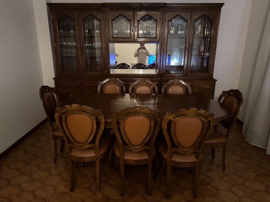 Conjunto de móvel e mesa com cadeiras