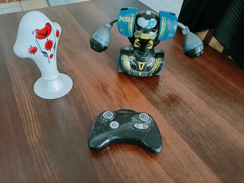 Robot bokser sterowany