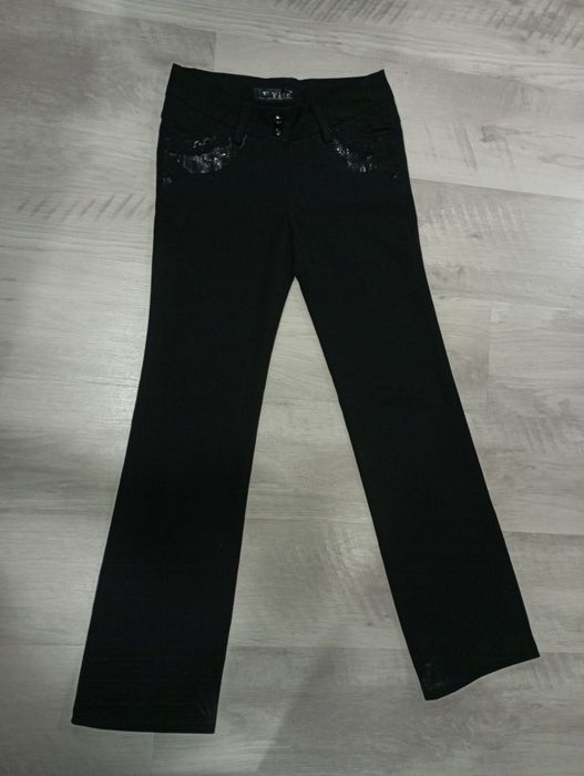 Чорні штани кльош