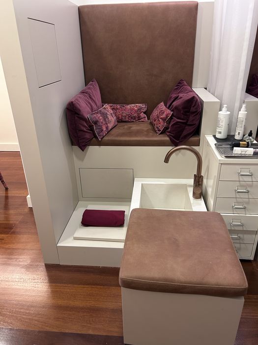 Vendo recheio de loja mesa de manicure para duas pessoas, spa de pes