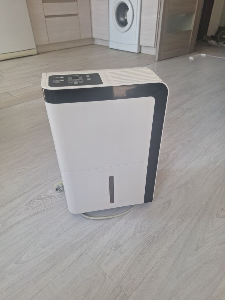 Продаю осушувач повітря DEHUMIDIFIER 16L/DAY
