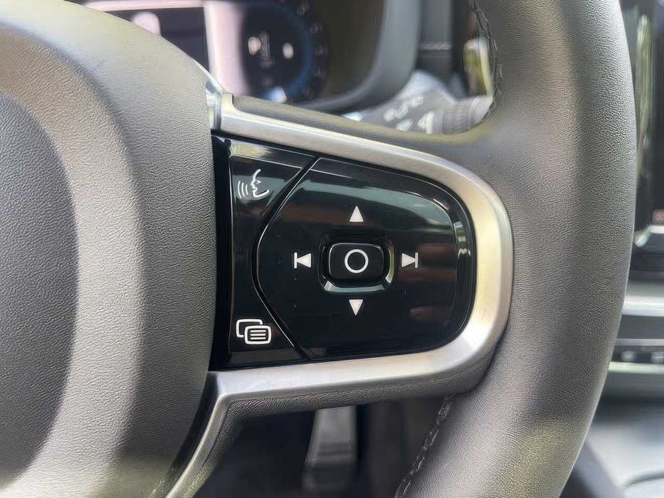 Volvo XC60 B6 R-Design      2022