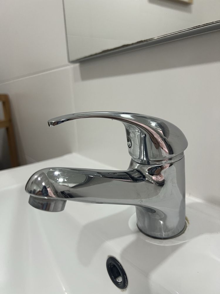 Móvel de WC com lavatório e torneira