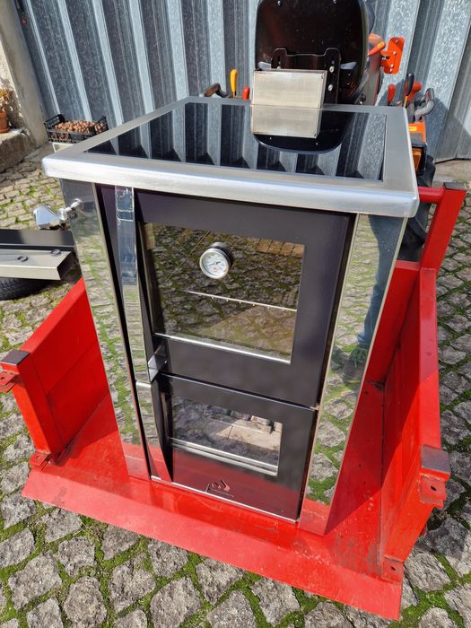 Fogão de lenha em inox com forno.