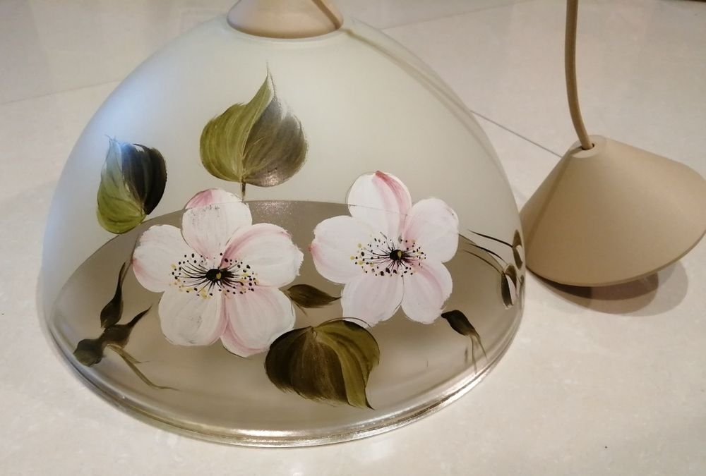 Lampa wisząca żyrandol zwis zdobiona kwiaty szklana do kuchni 60W