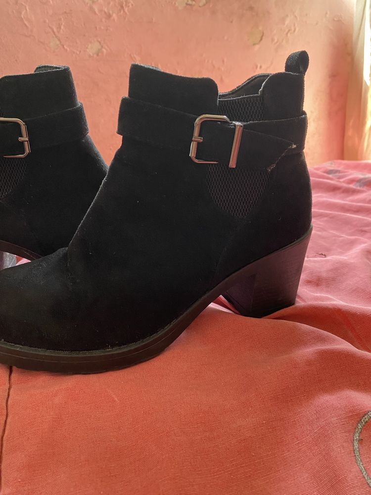 Botas pretas com camurça