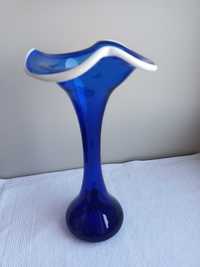 Piękny wazon niebieskie kobalt biały rant szkło artystyczne sztuka