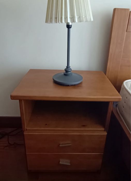 Conjunto de duas mesas de cabeceira