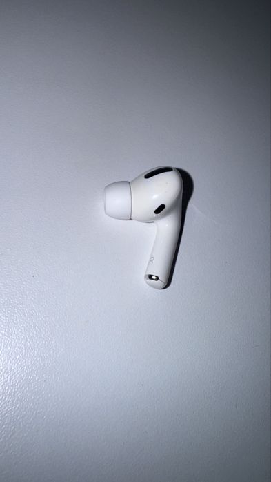 Продам правый наушник AirPods pro 1