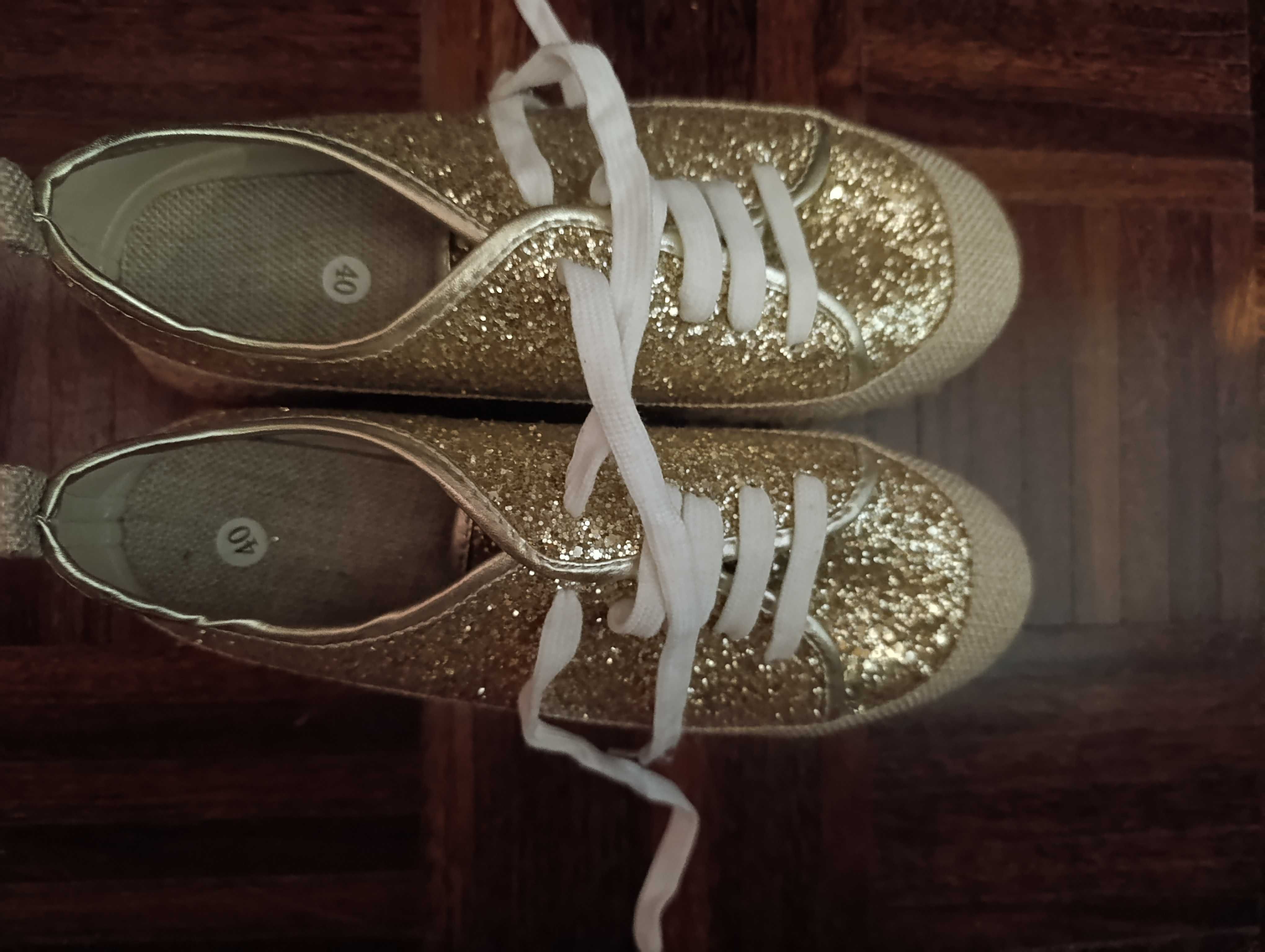 Sapatos dourados NOVOS