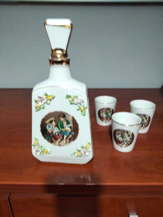 Garrafa com copos marca Alcobaça