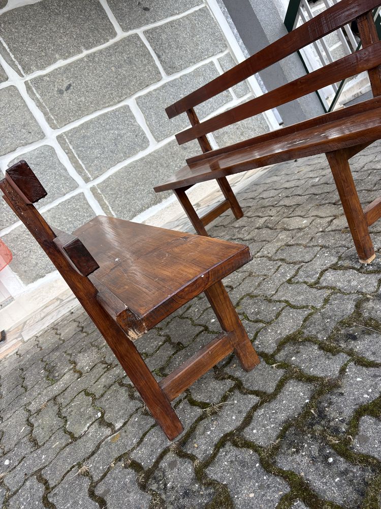 Bancos feitos com madeira de castanheiro