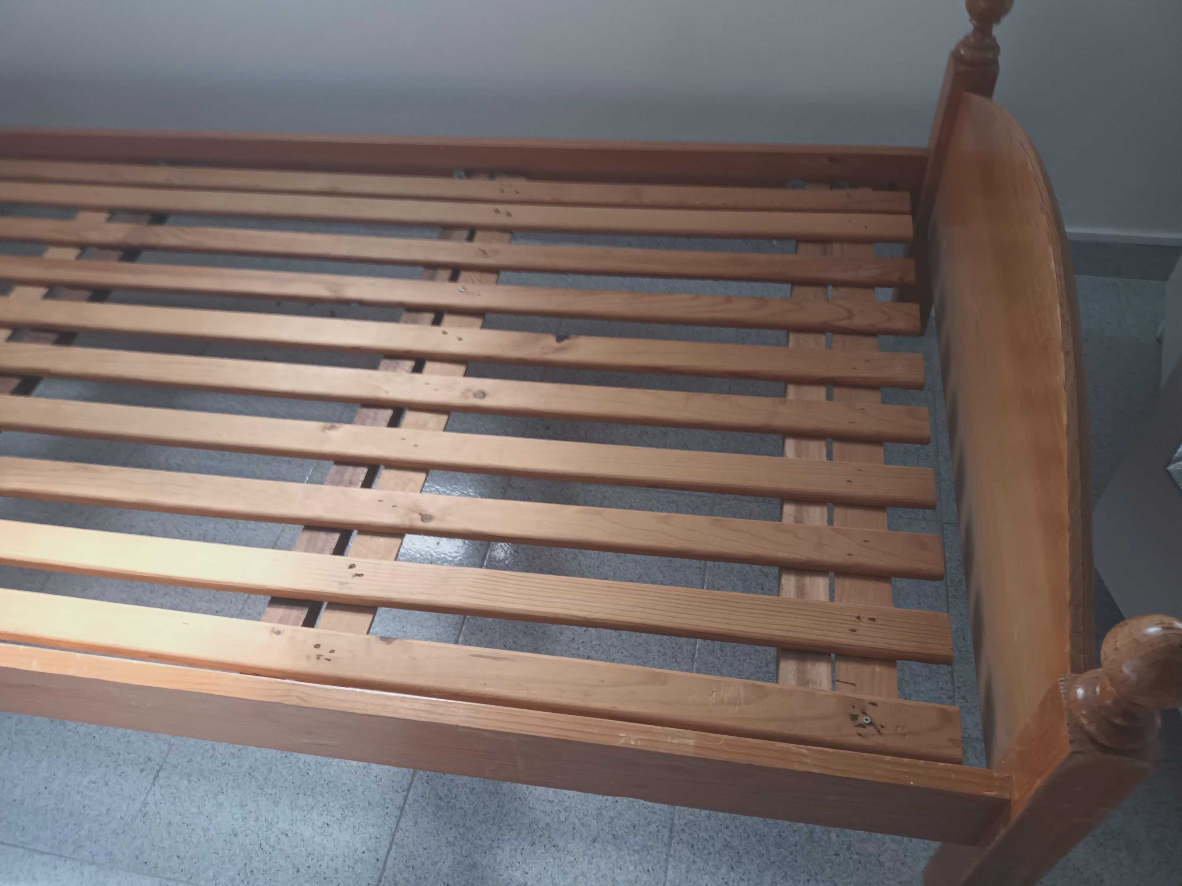 Cama de madeira com estrado