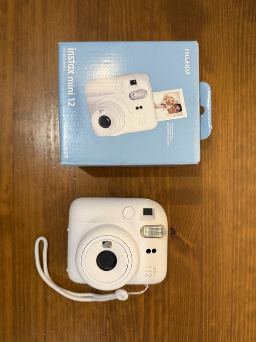 Instax mini 12 + bolsa + 7 recargas