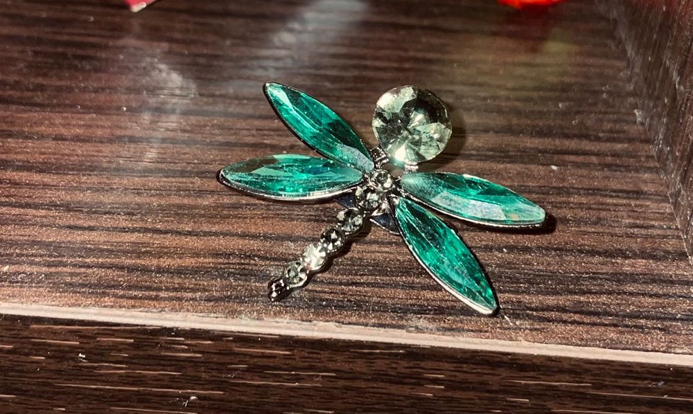 Дуже красива брошка