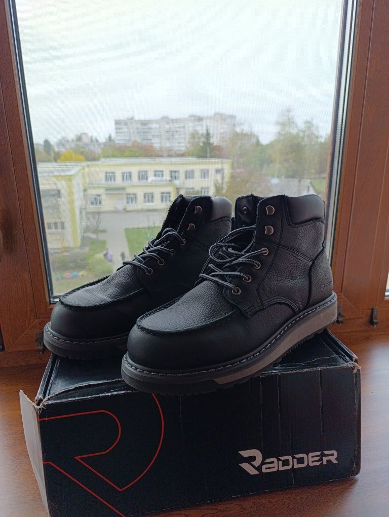 Продам зимние ботинки Radder