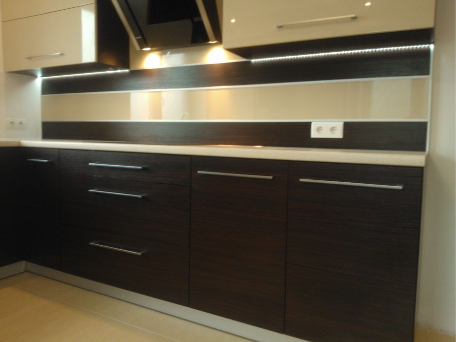 Zabudowa kuchenna beżowo-brązowa