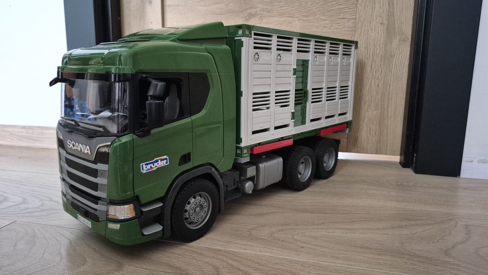 Bruder Scania do przewozu bydła