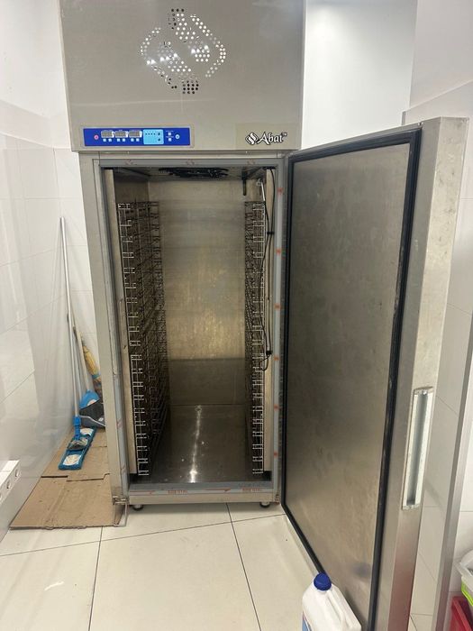 Холодильні вітрини та обладнання для магазину, столової, кулінарії