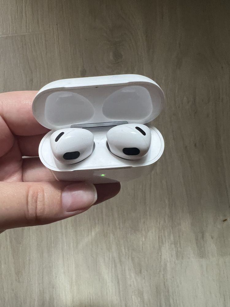 Продам оригінальні Apple AirPods 3 (MagSafe), б/в