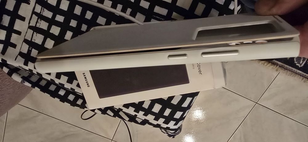 Capa Samsung Tipo livro S 22 cor preta usada como