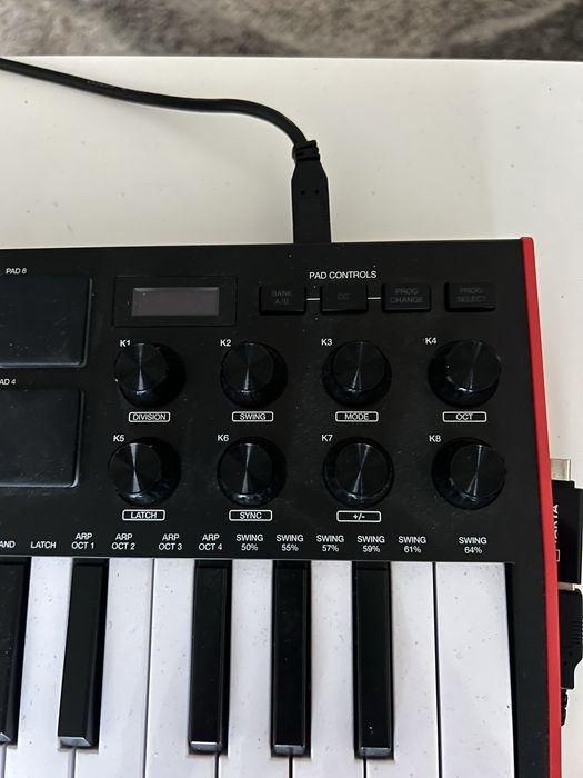 Piano Akai MPK mini.
