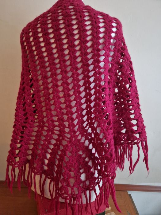 Chusta czerwona na szydełku