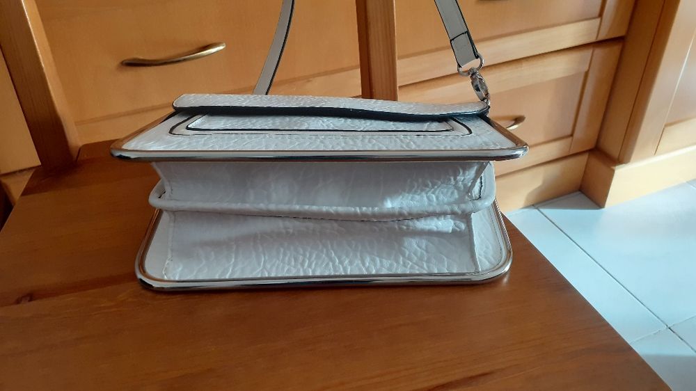 Mala branca á tiracolo  ( Parfois  )