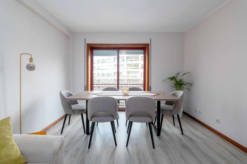 Mesa e cadeiras sala