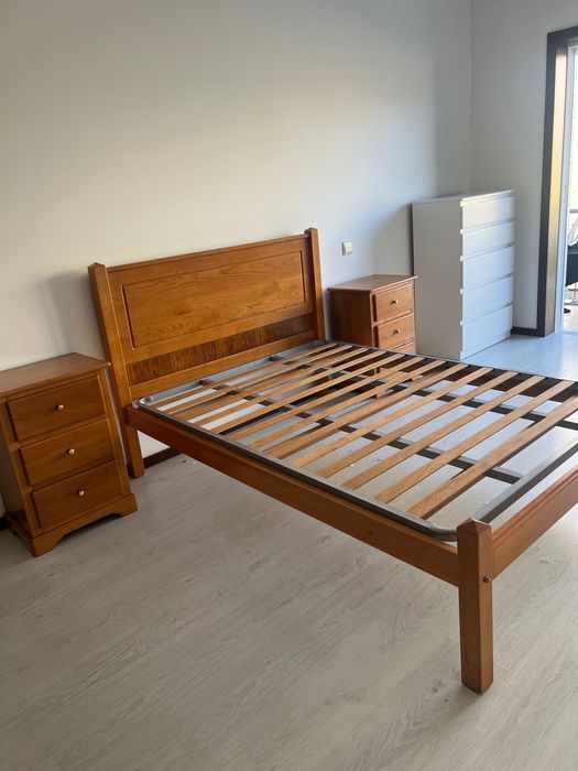 Vende se cama com criados em excelente estado, sem colchão