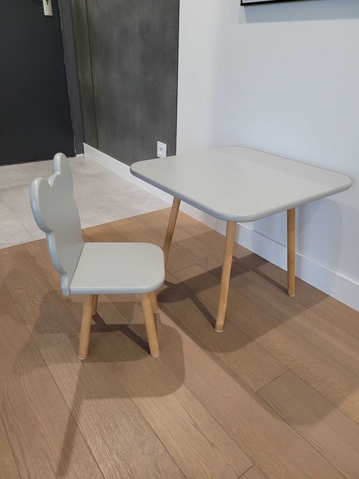 Stolik z krzesełkiem dla dziecka – szaro–drewniany zestaw