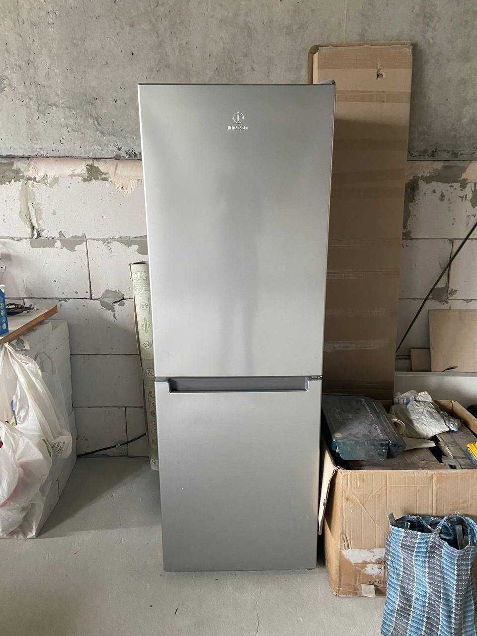 Холодильник Indesit LI7 S1E W