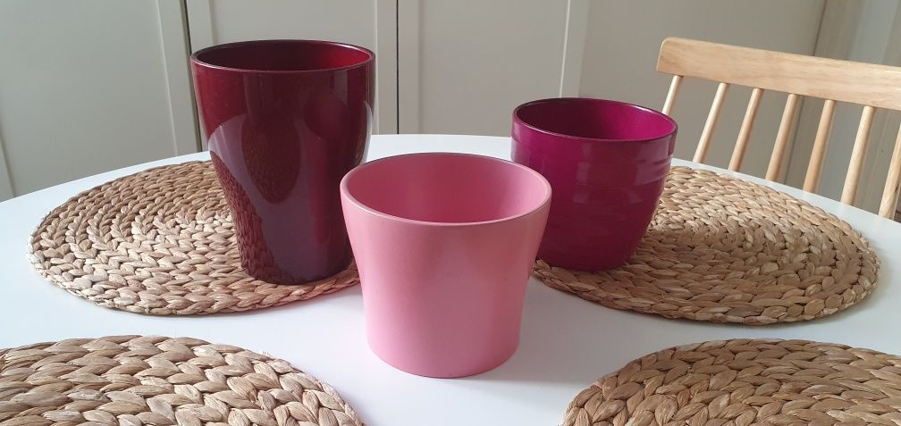 Trzy ceramiczne doniczki osłonki na kwiatki