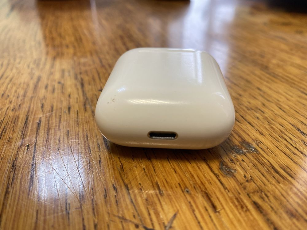 Продам Apple AirPods 1