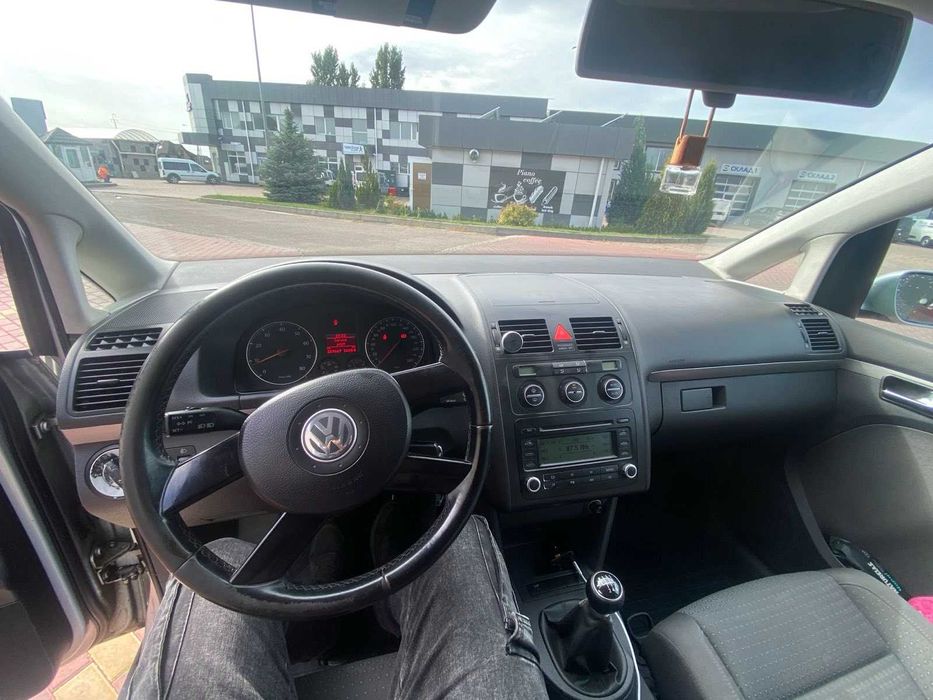 VW Touran 1,6 бензин,механіка 2004