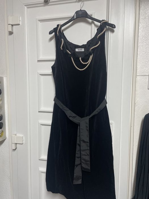 Vestido preto de veludo da Moschino