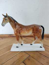 Ręcznie malowana ceramiczna figurka konia z lat 60.