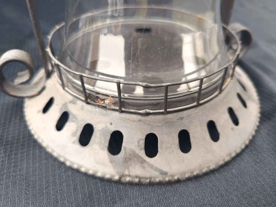 Stalowy lampion ze śladami użytkowania