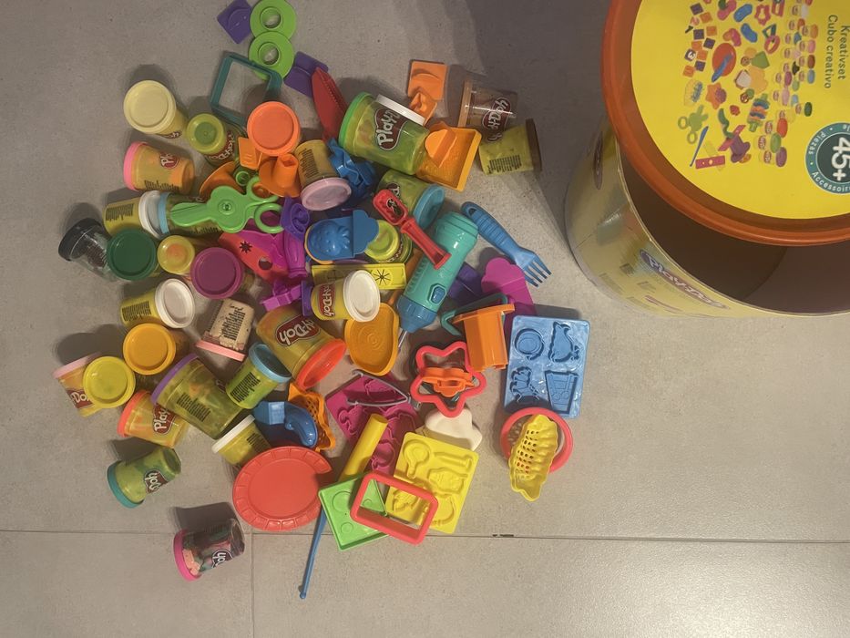 Pudło ciastoliny playdoh rozne elementy