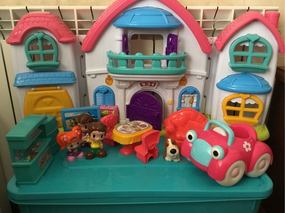 Игрушечный домик в наборе с мебелью и персонажами. Машина в подарок.