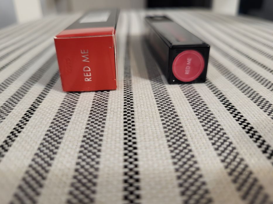 Czerwona matowa pomadka szminka w płynie