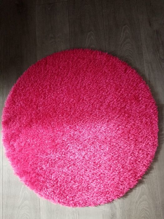 Tapetes (circular e retangular) de quarto cor de rosa.